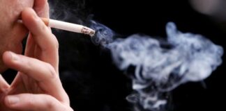 Tabacco e sigarette: restrizioni per chi fuma in auto, addio ai pacchetti da 10