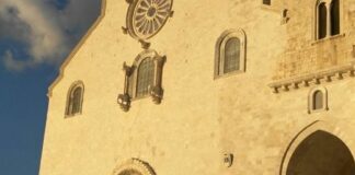 Sfilata di intimo sotto Cattedrale, proteste di CoR