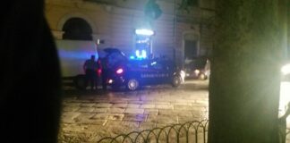 Marito aggredisce la moglie in pieno centro: intervento dei Carabinieri