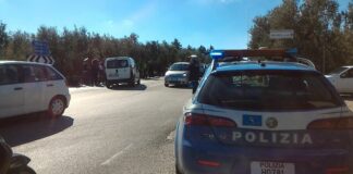 Moto in fiamme dopo lo scontro con un’auto: in “rosso” un motociclista