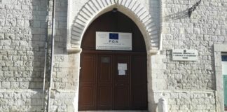 Irene Mema torna a scuola in “ascensore”