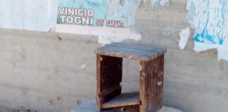 Via Andria: saltano il muro dell’ex passaggio a livello e attraversano i binari