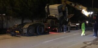 Autocisterna si ribalta in via Duchessa d’Andria: nessun ferito