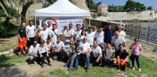 Rimossi i rifiuti nel tratto di spiaggia al di sotto del boschetto della villa comunale