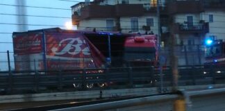 Tir perde il controllo sulla SS 16 e resta di traverso all’uscita Trani Centro