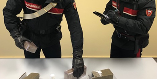 Corriere di hashish sulla SS 16: i Carabinieri di Trani arrestano un 37enne