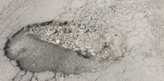 Passa sopra una buca in via Superga: costretto a cambiare pneumatico