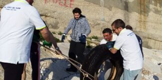 Pneumatici e decine di bustoni di rifiuti: il “bottino” recuperato dagli Amici del Mare
