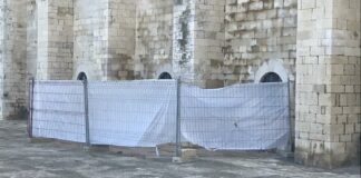 Eliminate le scritte di San Valentino dalla Cattedrale di Trani