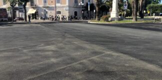 Riasfaltata Piazza Plebiscito, in corso l’intervento sul lungomare