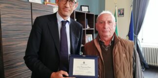 Dipinge autonomamente le fontane di Trani: Bottaro premia il cittadino modello