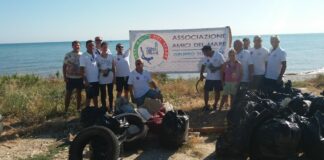 “Gli amici del mare” di Trani ripuliscono la spiaggia alle spalle del macello