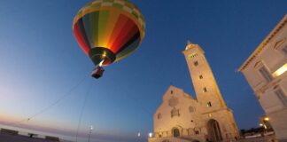 La mongolfiera incanta Trani, un panorama spettacolare
