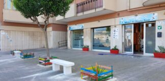 Nuove panchine e colori in via Barletta, con una dedica speciale