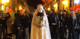 Il silenzio uccide la dignità, l’emozionante flash mob contro la violenza di genere