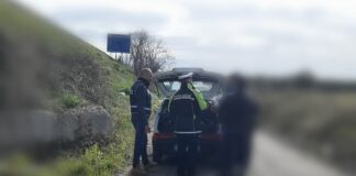 Beccato mentre scaricava rifiuti in strada: multa ed obbligo di rimozione
