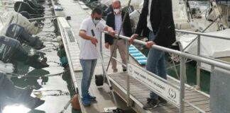 Lotta all’inquinamento, raccoglitori di rifiuti galleggianti nel mare del Porto di Trani