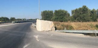 Tragedia sfiorata sulla Sp 1, grossa pietra cade da un camion in corsa