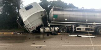 Incidente in via Martiri di Palermo: camion si ribalta e finisce fuori strada