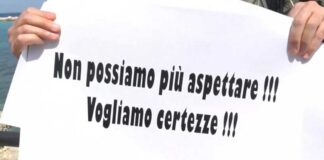 Fiori su di un foglio bianco per terra, la protesta del settore wedding a Bari: «Serve data certa per ripartenza»