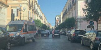 Scooter contro auto parcheggiata, ferito un giovane