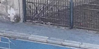 Vandali in azione nella notte a Trani, transenne scaraventate in villa