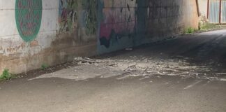 Cadono calcinacci da un cavalcavia della SS 16 bis in zona Capirro