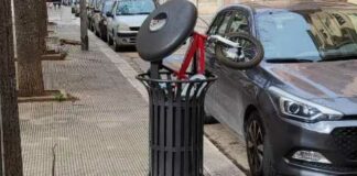 Una bicicletta nel cestino dei rifiuti, succede a Trani