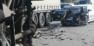 Camion ribaltato sulla SS16 bis, coinvolta un’auto: conducenti feriti lievemente
