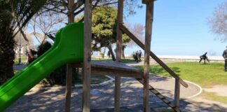 Giostrine in villa sempre rotte: bambini tristi anche per questo…