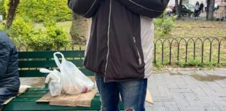 Senzatetto in piazza della Repubblica, una residente: «Urinano davanti ai minori»