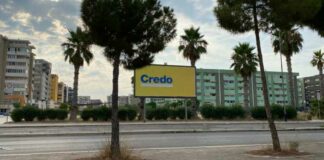 Per le strade spunta un misterioso cartello con la scritta “Credo”, di che si tratta?
