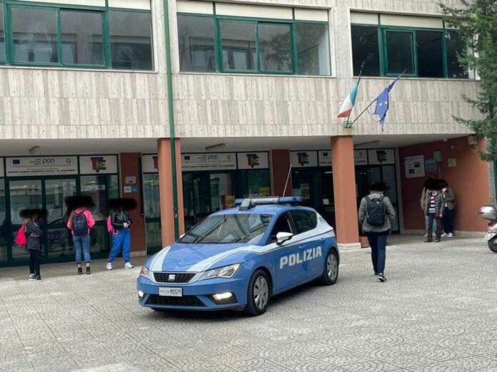 polizia a scuola