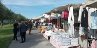 Mercato settimanale, sindacati: «Mancano i bagni, ambulanti costretti ad arrangiarsi»