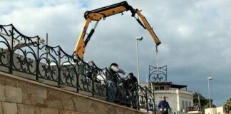 Installazione di nuove ringhiere sulla salita di Capo Colonna