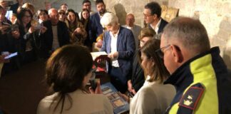 Ron abbraccia le sue origini tranesi, consegnato l’albero genealogico dell’artista