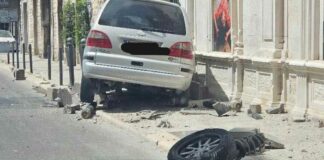 Auto sul marciapiede in via Malcangi, ferite lievi per il conducente: ingenti i danni