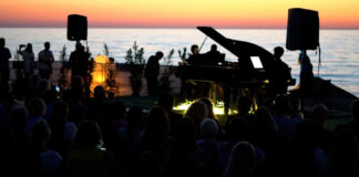 Grande successo per il concerto all’alba sul faro verde