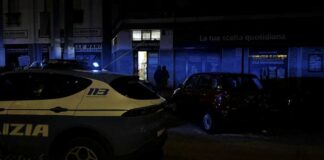 Bomba carta esplode nella notte davanti ad un supermercato: danni alla saracinesca