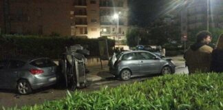 Incidente in corso De Gasperi, un’auto si ribalta: tre feriti