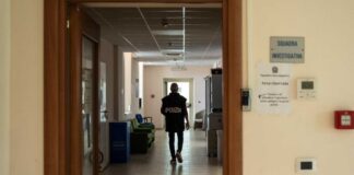 Timbrava il cartellino e poi si allontanava dal servizio, dirigente medico finisce ai domiciliari