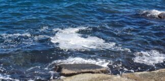 L’estate tranese (al mare) finisce con la schiuma negli occhi