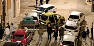 Fugge all’alt dei carabinieri e si schianta contro una vettura in via Umberto: fermato
