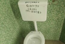 Bagni pubblici “fogna a cielo aperto” in piazza della Repubblica