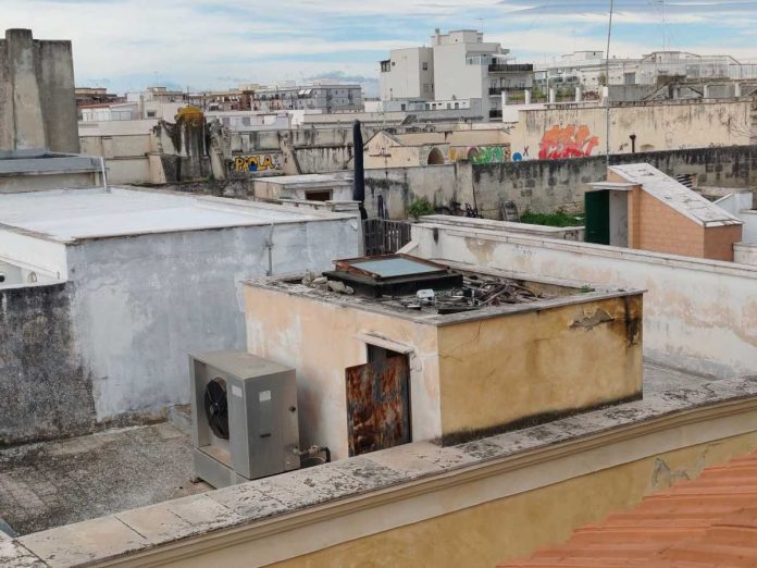 La "discarica" sulla casa di Giovanni Bovio: esempio di sciatteria...