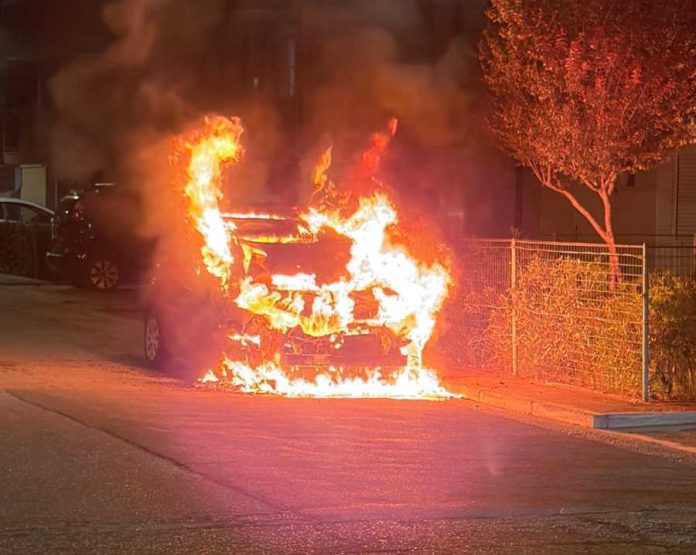 auto fiamme moglie lodispoto