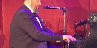 Raphael Gualazzi travolge Trani: due ore di pura energia tra jazz, improvvisazione e virtuosismo