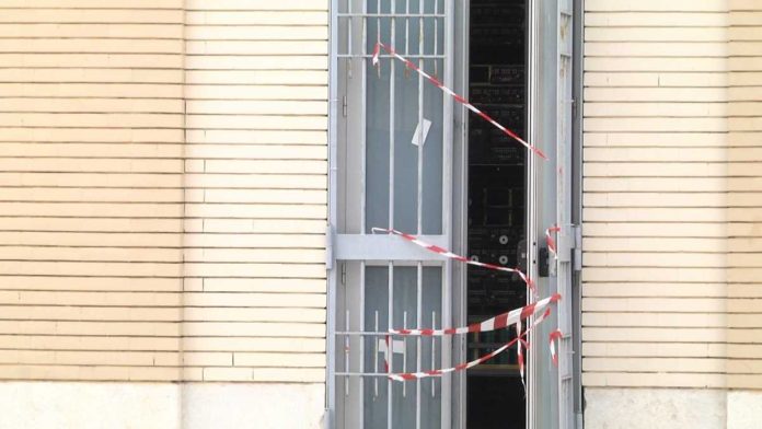locale in fiamme stazione trani