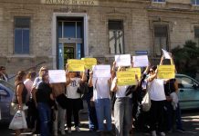 Dimensionamento scolastico a Trani, il sit in di protesta del “Rocca”: «Stop all’ipotesi scorporo dell’attuale comprensivo»