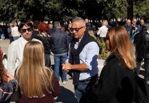 Il centrodestra in piazza per chiedere chiarezza: «Chi faceva pressioni sul sindaco? E perchè?»